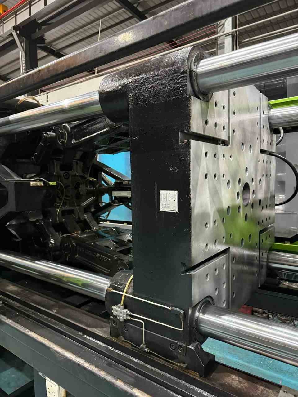 Quality Used Yizumi 320 Ton UN320A5S Injection Molding Machine | B-Screw 68mm, 985g PS Shot