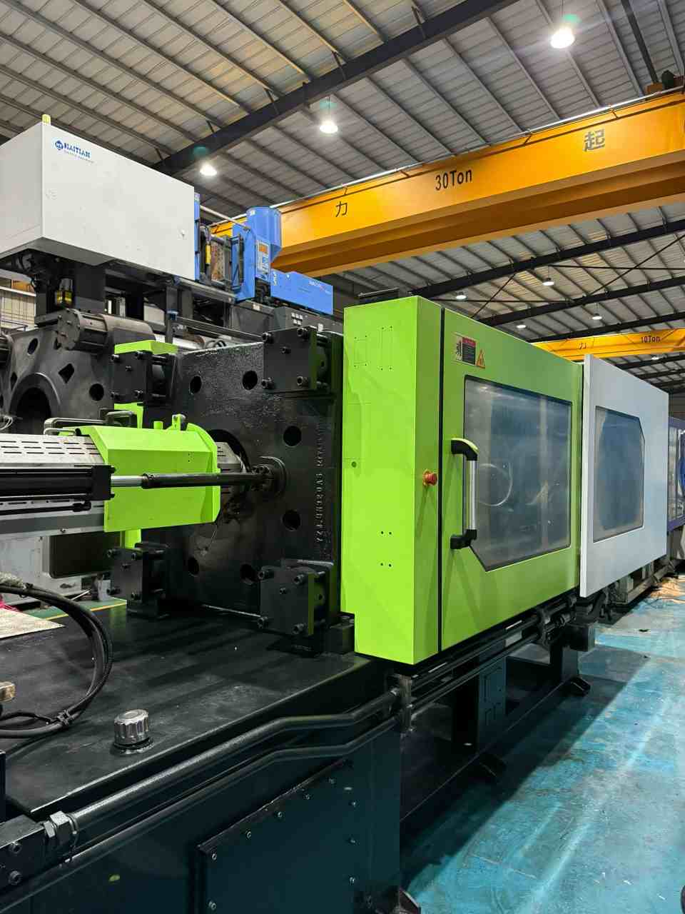 Quality Used Yizumi 320 Ton UN320A5S Injection Molding Machine | B-Screw 68mm, 985g PS Shot