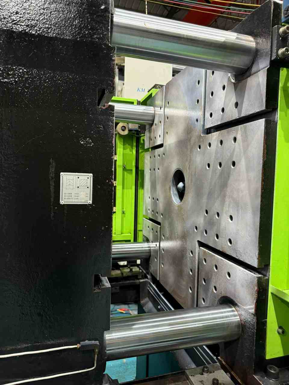 Quality Used Yizumi 320 Ton UN320A5S Injection Molding Machine | B-Screw 68mm, 985g PS Shot