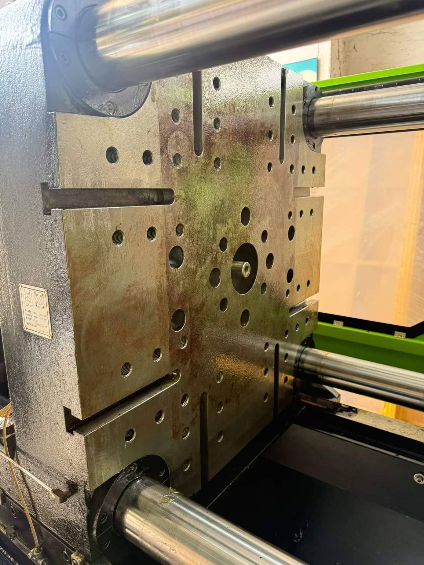 Quality Used Yizumi 200 Ton UN200A5S Injection Molding Machine | A-Screw 48mm, 391g PS Shot