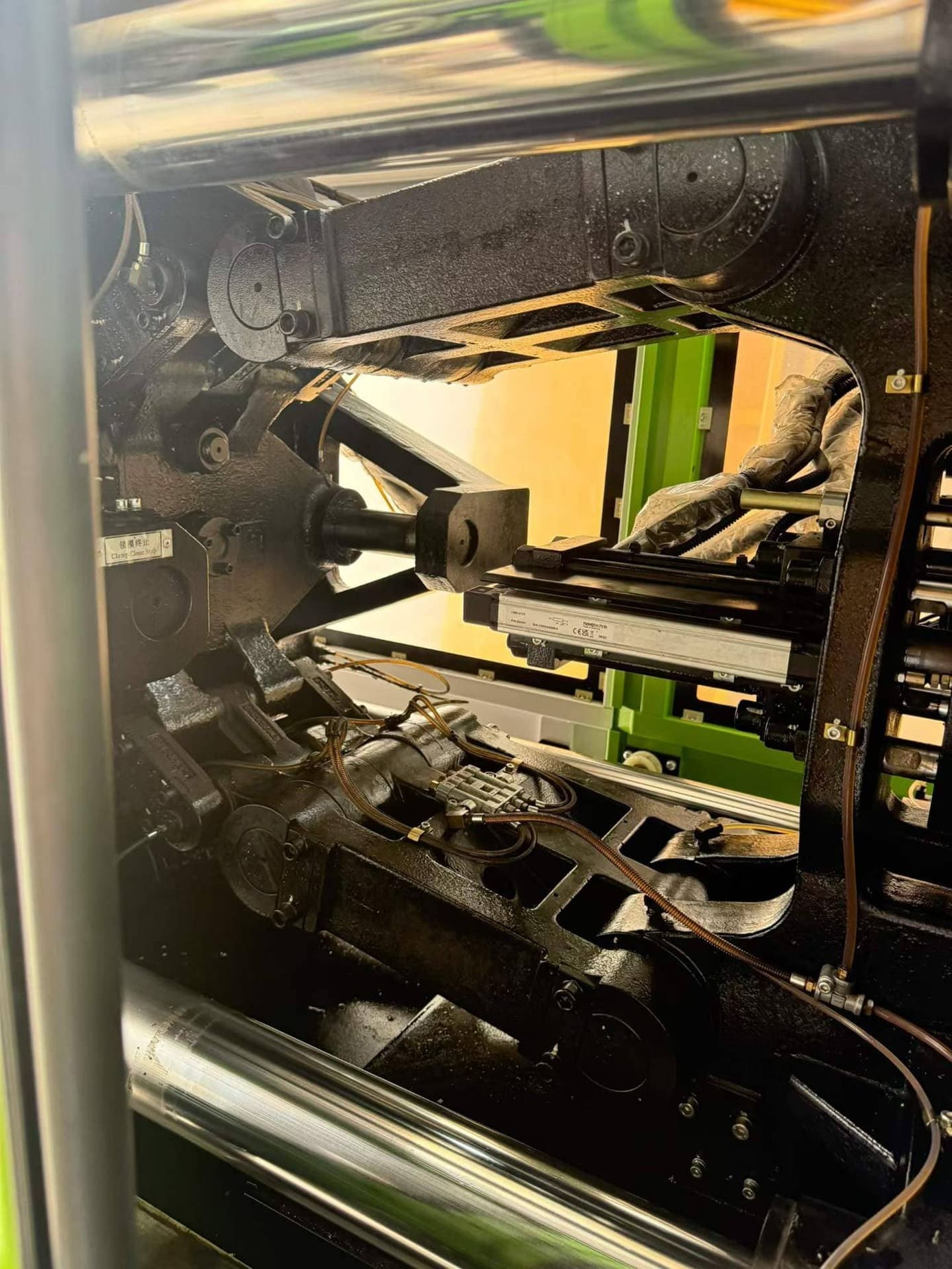 Quality Used Yizumi 200 Ton UN200A5S Injection Molding Machine | A-Screw 48mm, 391g PS Shot
