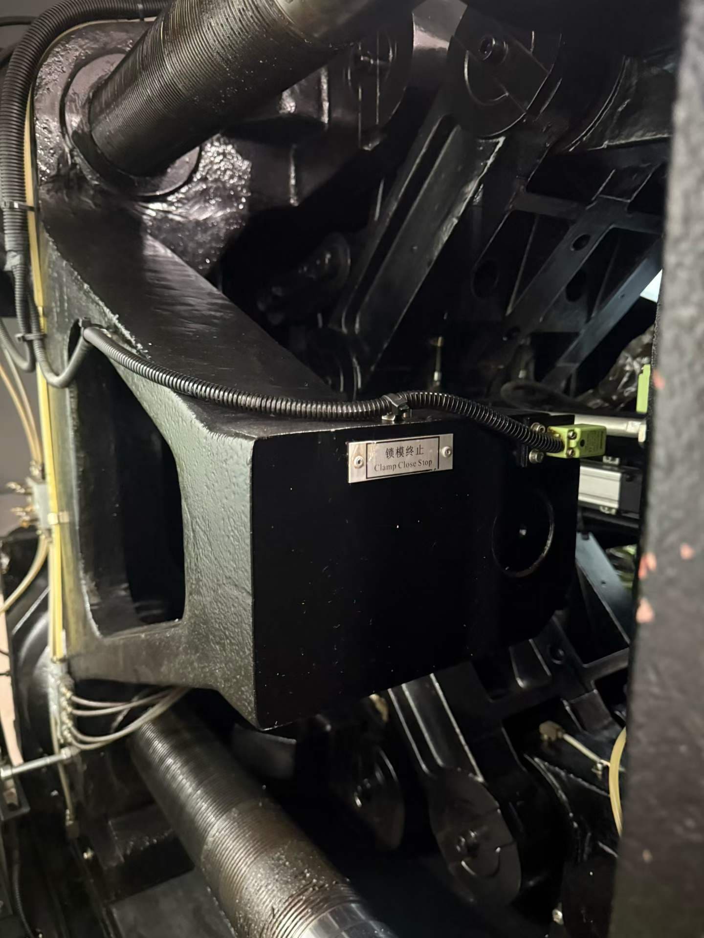 Quality Used Yizumi 260 Ton UN260A5S Injection Molding Machine | B-Screw 60mm, 689g PS Shot