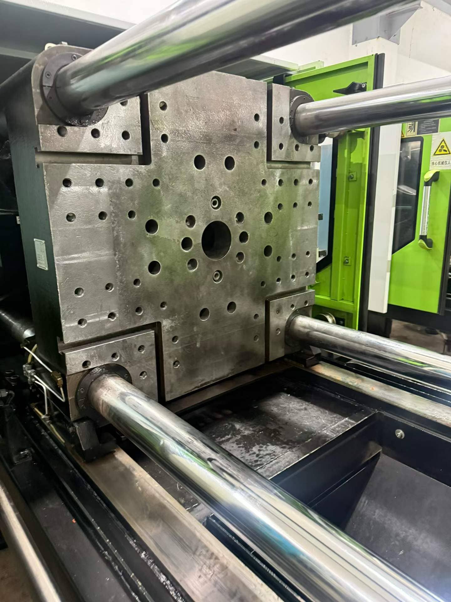 Quality Used Yizumi 260 Ton UN260A5S Injection Molding Machine | B-Screw 60mm, 689g PS Shot