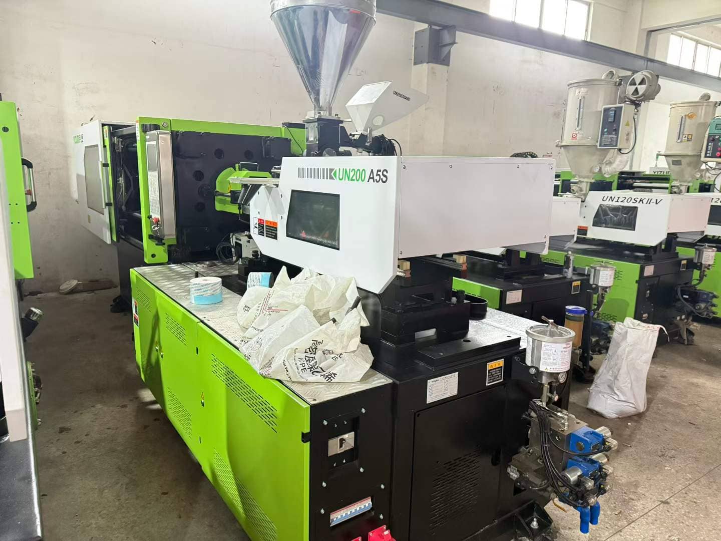 Quality Used Yizumi 260 Ton UN260A5S Injection Molding Machine | B-Screw 60mm, 689g PS Shot