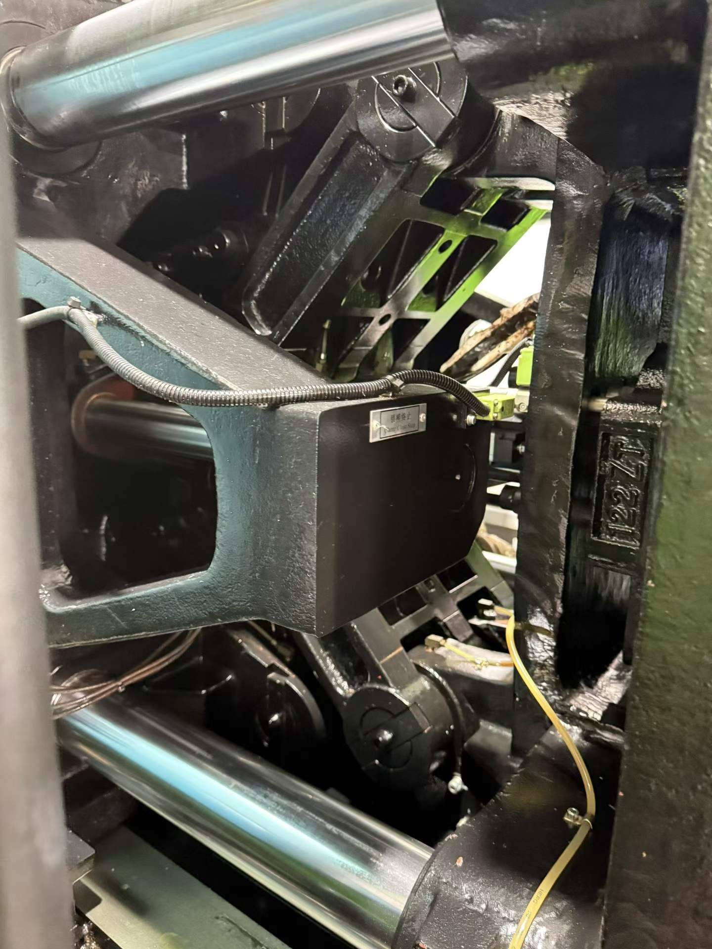 Quality Used Yizumi 260 Ton UN260A5S Injection Molding Machine | B-Screw 60mm, 689g PS Shot