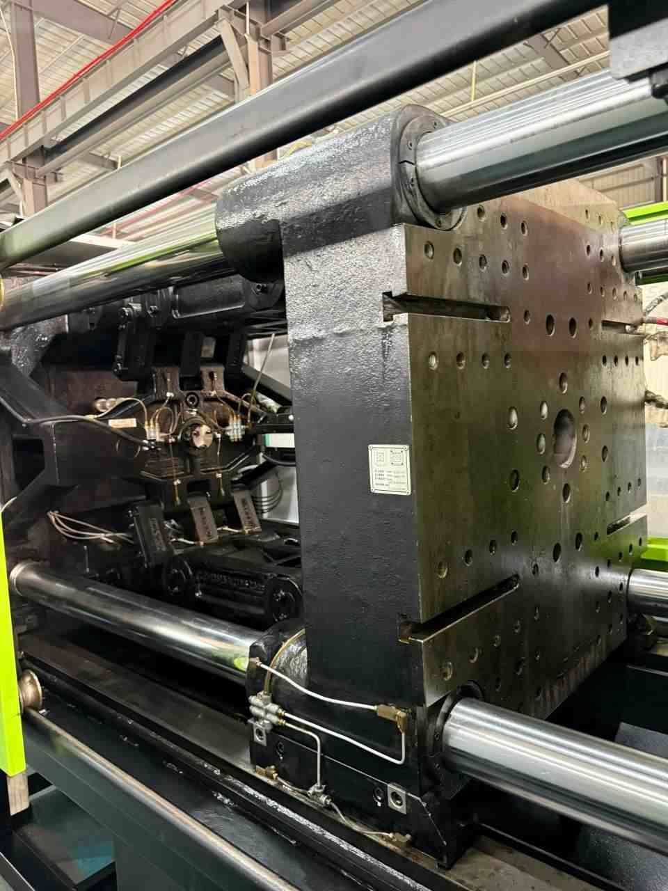 Quality Used Yizumi 320 Ton UN320SKII Injection Molding Machine | B-Screw 68mm, 985g PS Shot