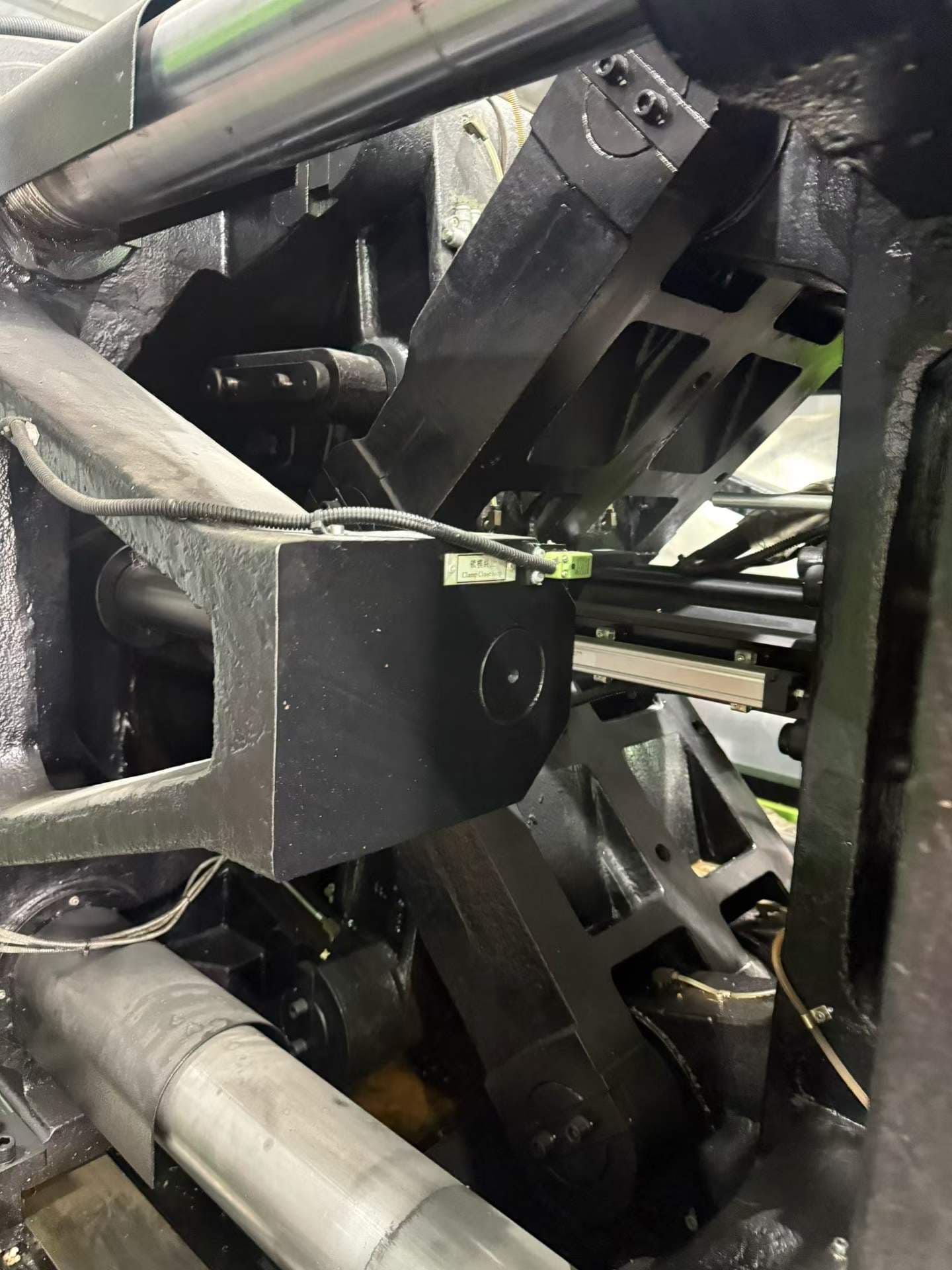 Quality Used Yizumi 400 Ton UN400A5S Injection Molding Machine | B-Screw 76mm, 1377g PS Shot