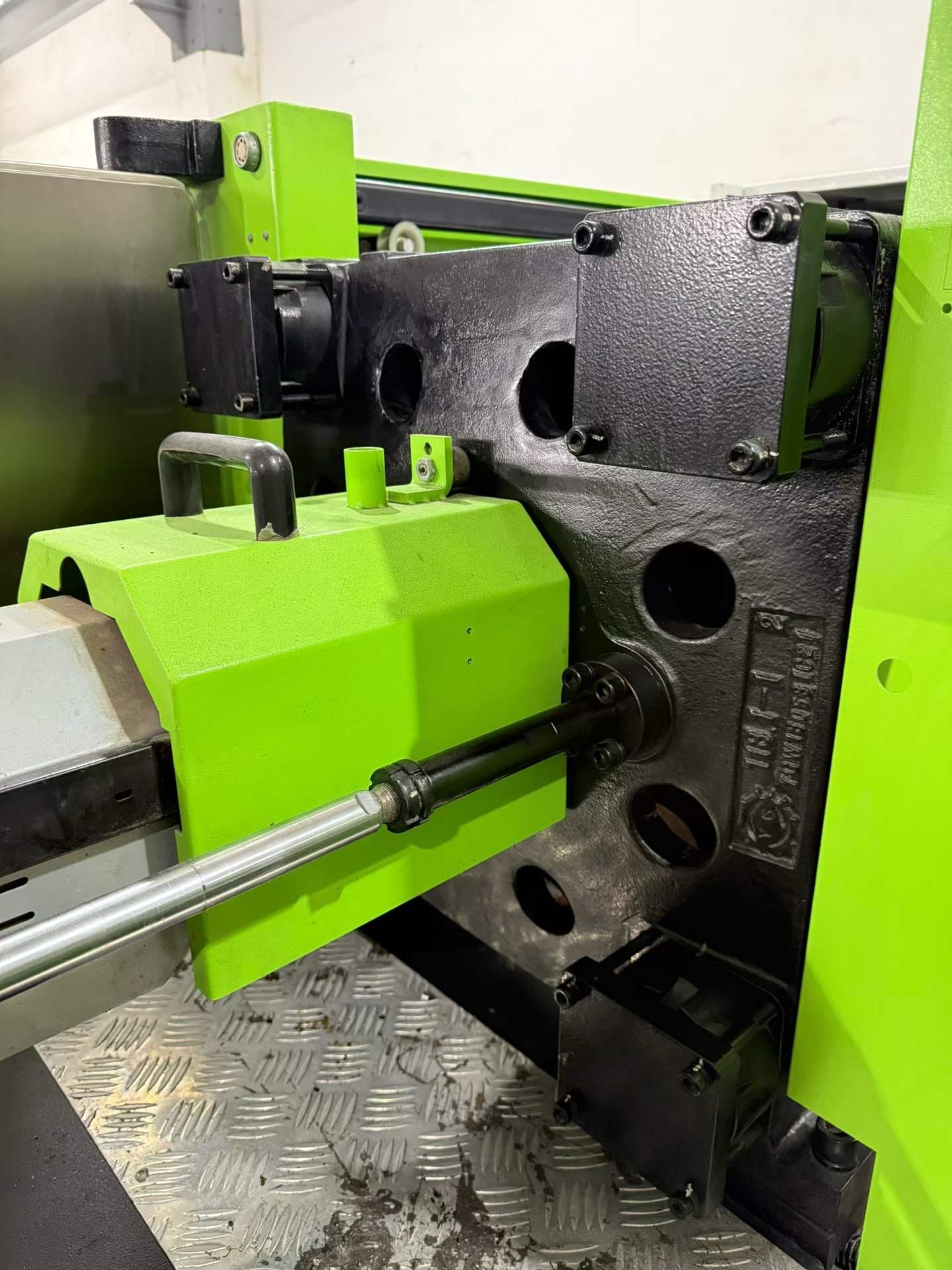 Quality Used Yizumi UN120A5S (420/1200) Injection Molding Machine | B-Screw 26mm, 65.9g PS Shot