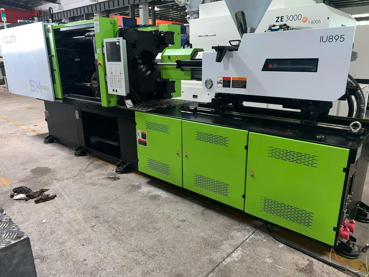 Used 200 Ton YIZUMI UN200SKIII Injection Molding Machine | A/B/C-Screw 48/53/60mm, Max PS Shot Weight 611.3g