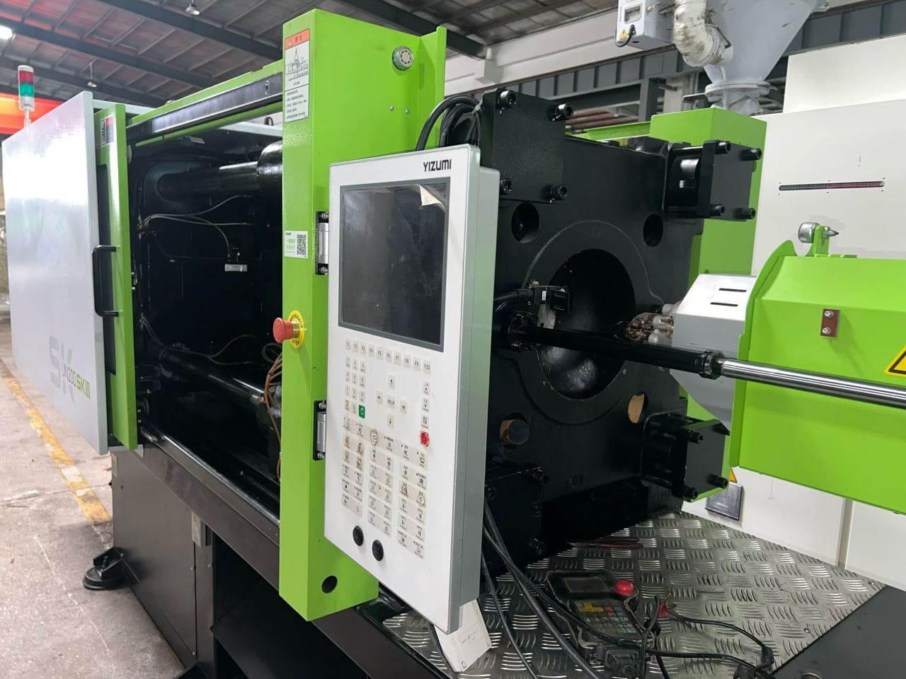 Used 200 Ton YIZUMI UN200SKIII Injection Molding Machine | A/B/C-Screw 48/53/60mm, Max PS Shot Weight 611.3g