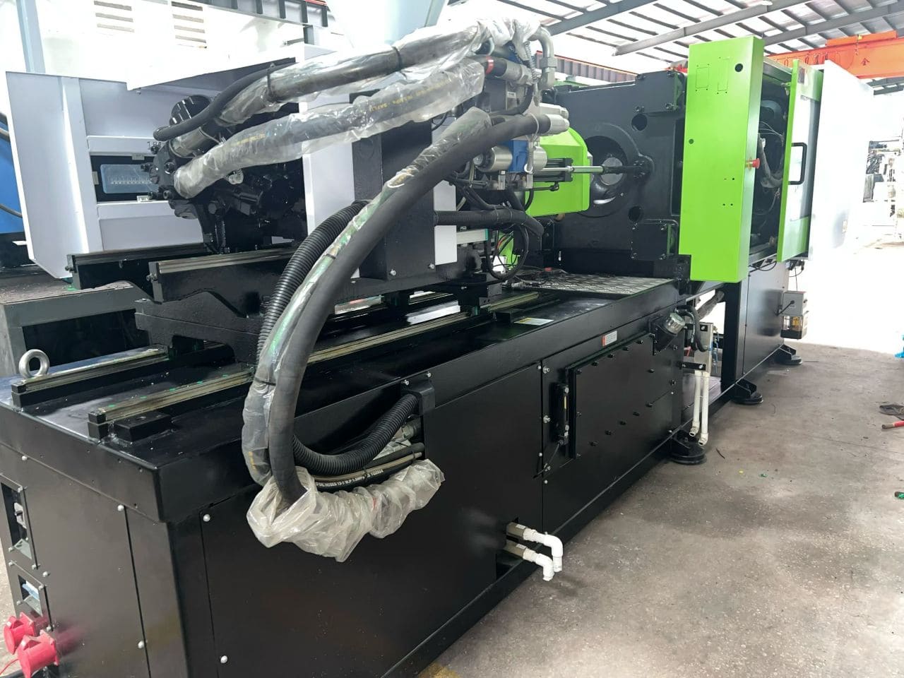 Used 200 Ton YIZUMI UN200SKIII Injection Molding Machine | A/B/C-Screw 48/53/60mm, Max PS Shot Weight 611.3g