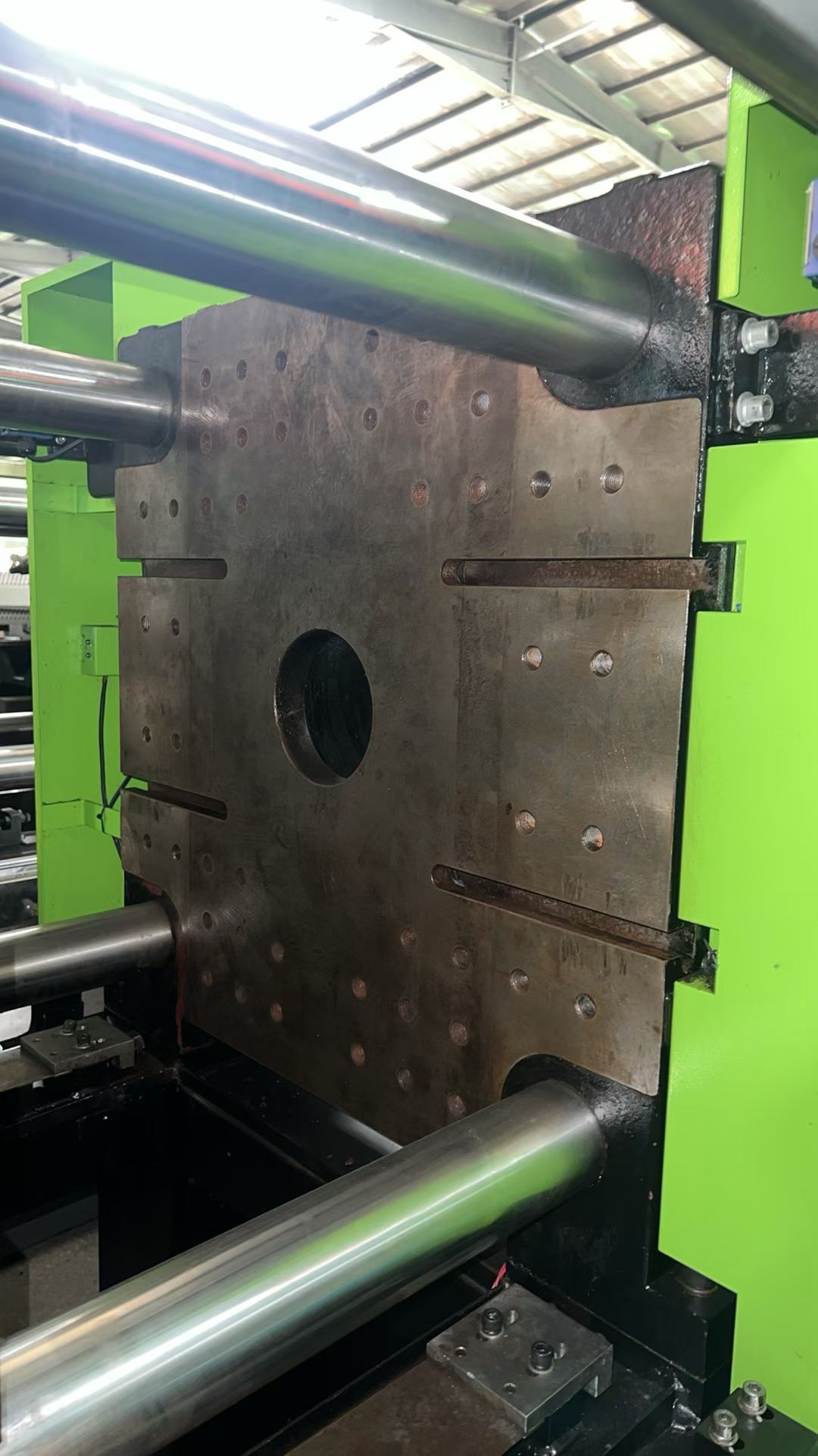 Used 260 Ton YIZUMI UN260SKII-V-PET Injection Molding Machine |Max PET Shot Weight 1406.5g